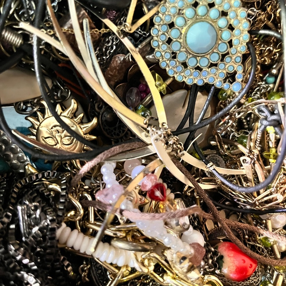 Craft Jewelry - Vintage to Modern Fashion Lot 5lbs box broken missing stones etc - Picture 2 of 5